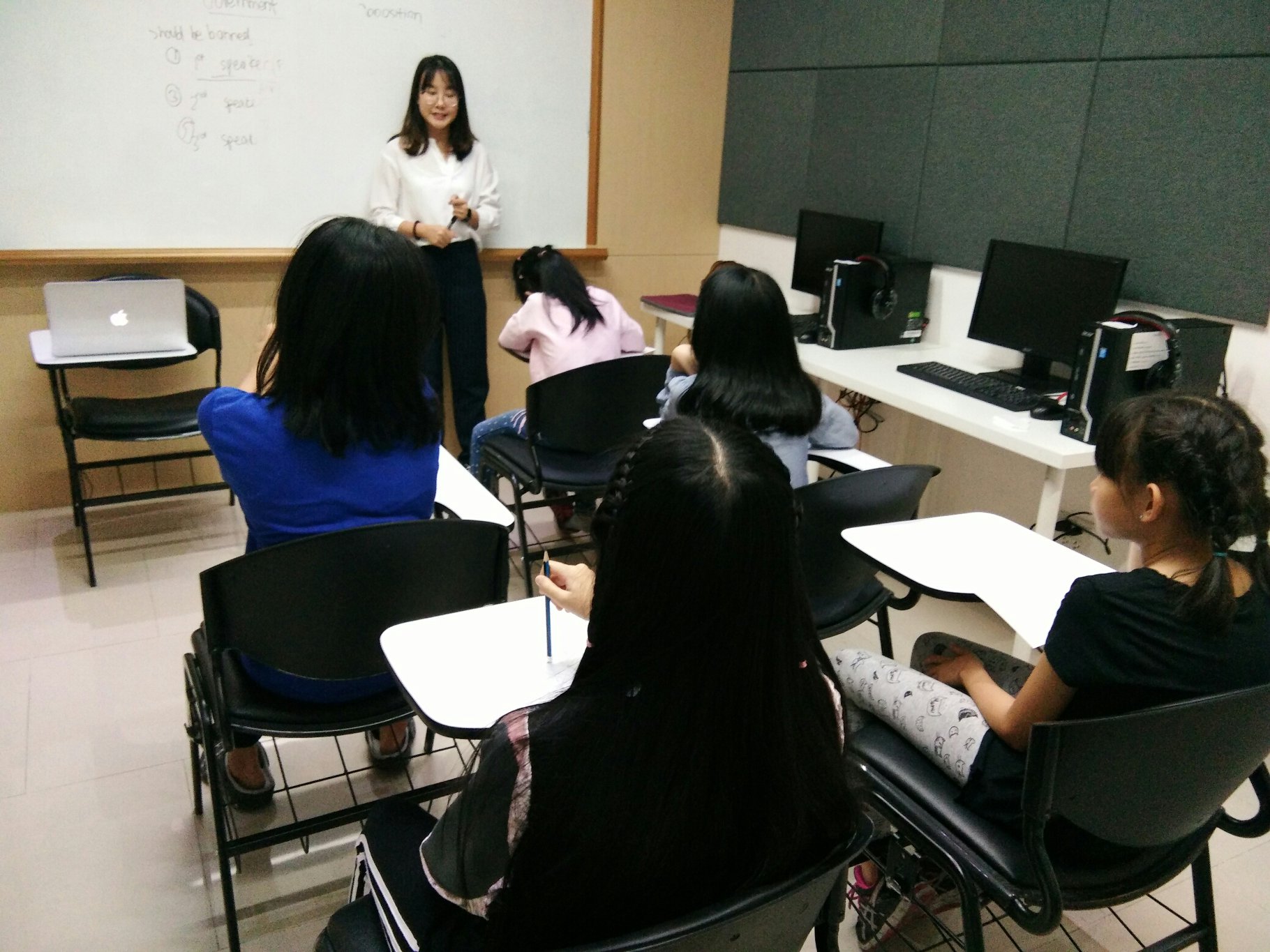 บรรยากาศสอนเด็กเล็ก